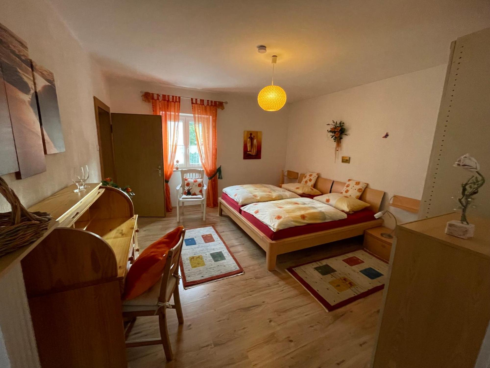 Schoene Ferienwohnung In Bahnhofsnaehe Fuer Urlaub, Studium Oder Arbeit Deggendorf Eksteriør billede