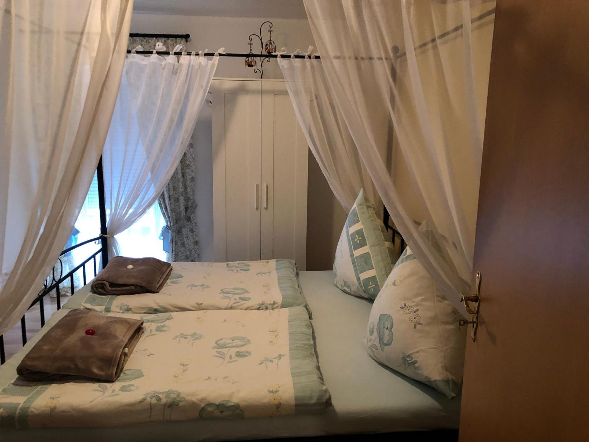 Schoene Ferienwohnung In Bahnhofsnaehe Fuer Urlaub, Studium Oder Arbeit Deggendorf Eksteriør billede