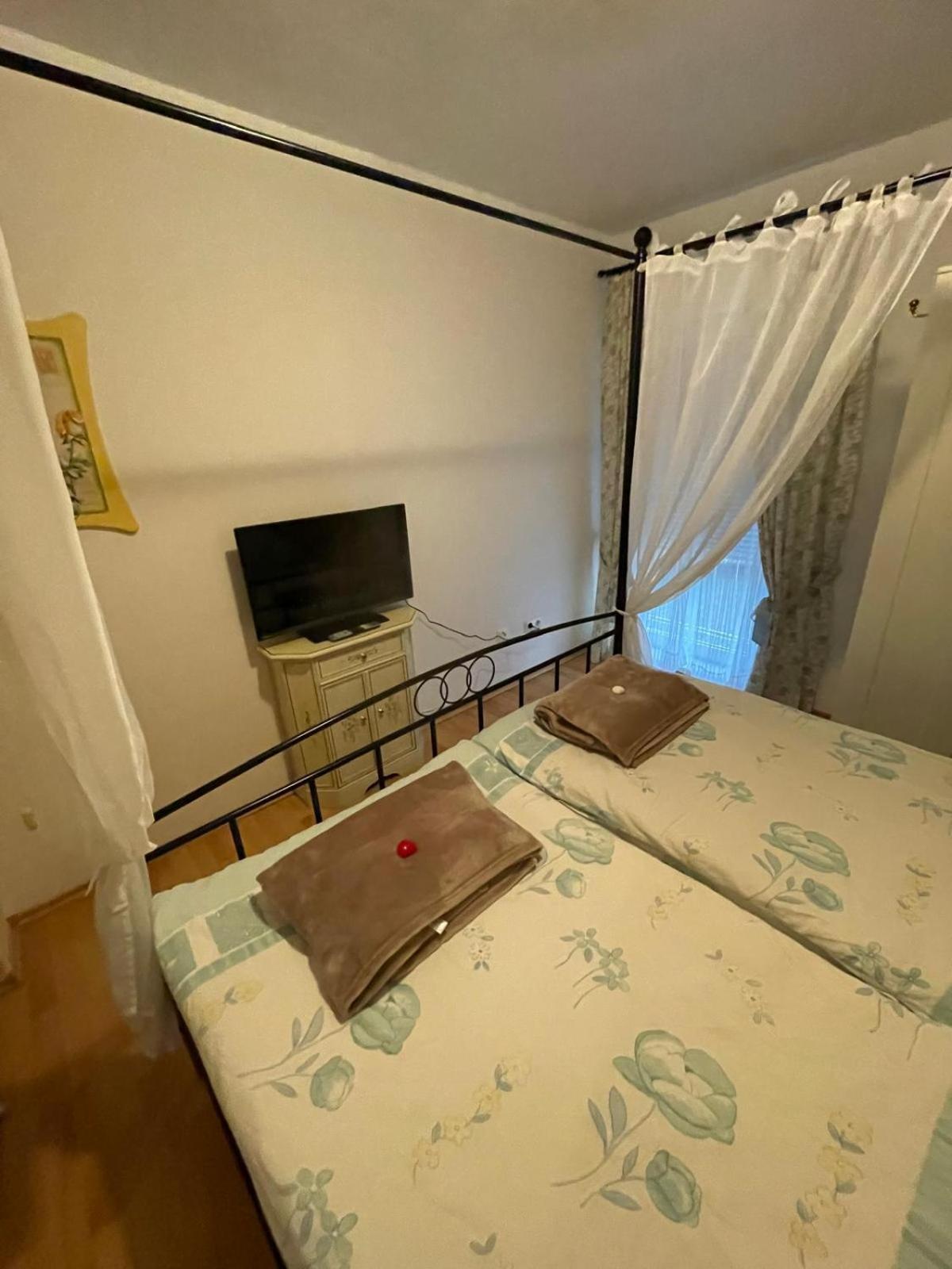 Schoene Ferienwohnung In Bahnhofsnaehe Fuer Urlaub, Studium Oder Arbeit Deggendorf Eksteriør billede